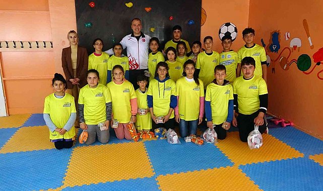 Milli basketbolcu Hasan Aksoyak, şampiyonları sevindirdi
