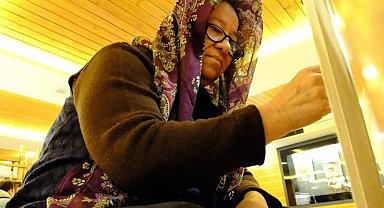 Nenelerinden kalan tekniklerle kilim dokuyorlar