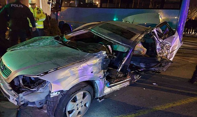 Niğde'de halk otobüsü ile otomobil çarpıştı: 3'ü ağır 16 yaralı