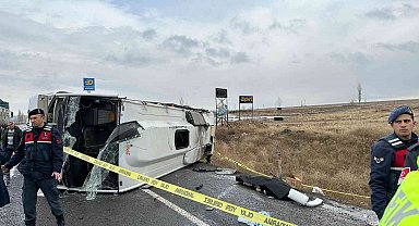 Niğde'de midibüs devrildi: 1 ölü, 27 yaralı