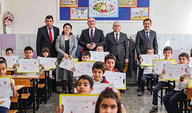 Öğrencilerin karne heyecanına Vali ve Belediye Başkanı da ortak oldu
