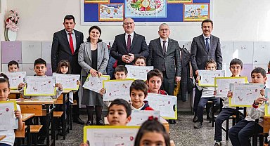 Öğrencilerin karne heyecanına Vali ve Belediye Başkanı da ortak oldu
