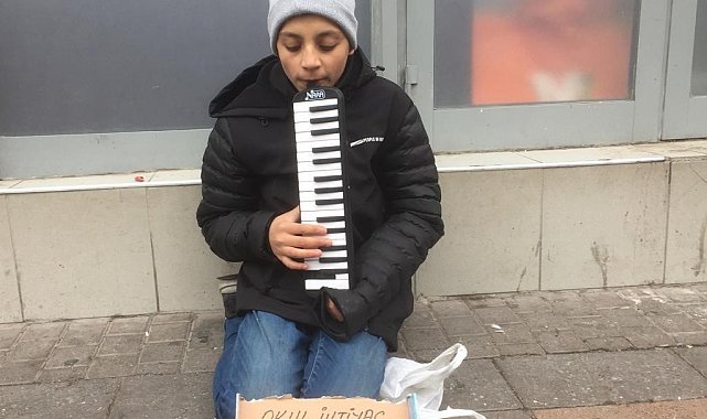 Okul masraflarını karşılayabilmek için sokaklarda melodika çalıyor