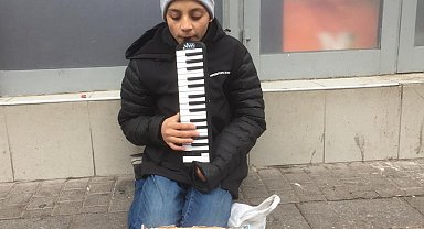 Okul masraflarını karşılayabilmek için sokaklarda melodika çalıyor