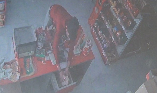 Önce kasasını soydu, sonra çaldığı parayla alışveriş yaptı