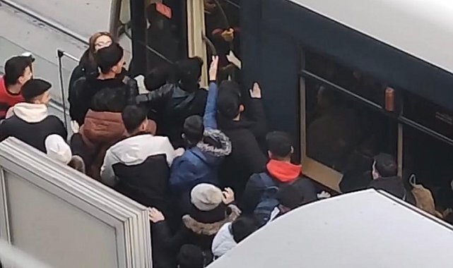 Onlarca öğrenci tramvaya saklanan şahsa böyle saldırdı