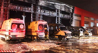 Oto servisinde yangın çıktı, 10 araç alev alev yandı