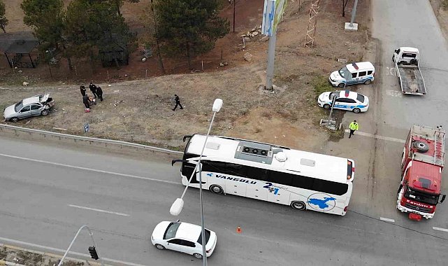 Otobüsün çarptığı otomobil hurdaya döndü: 3 yaralı