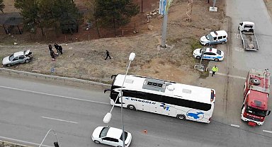 Otobüsün çarptığı otomobil hurdaya döndü: 3 yaralı