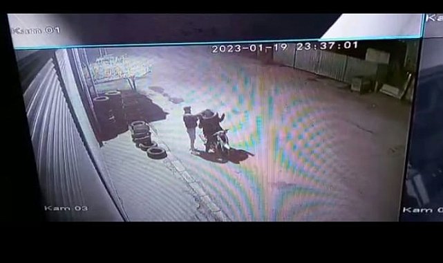 Otomobil lastiklerini kıyafet gibi giyip çalan hırsızlar kamerada