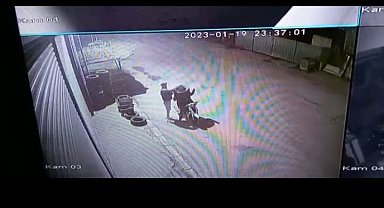 Otomobil lastiklerini kıyafet gibi giyip çalan hırsızlar kamerada