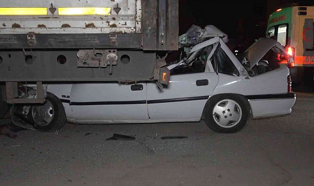 Otomobil, park halindeki tıra ok gibi saplandı: Sürücü hayatını kaybetti