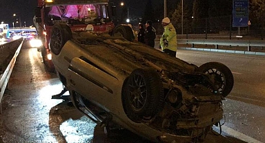 Otomobil, tırın lastiğine çarpıp takla attı: 4 yaralı
