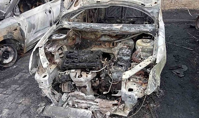 Otomobilin elektrik aksamındaki yangın 5 aracı küle çevirdi