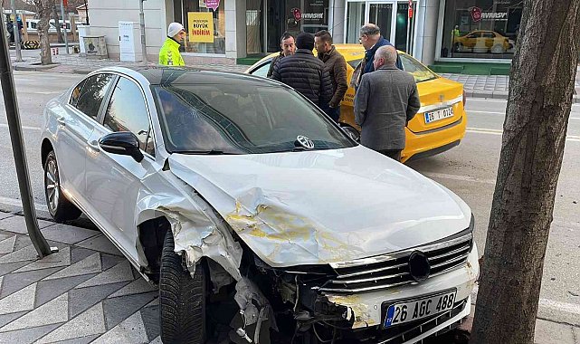 Otomobille ticari taksi çarpıştı: 1'i ağır 2 yaralı