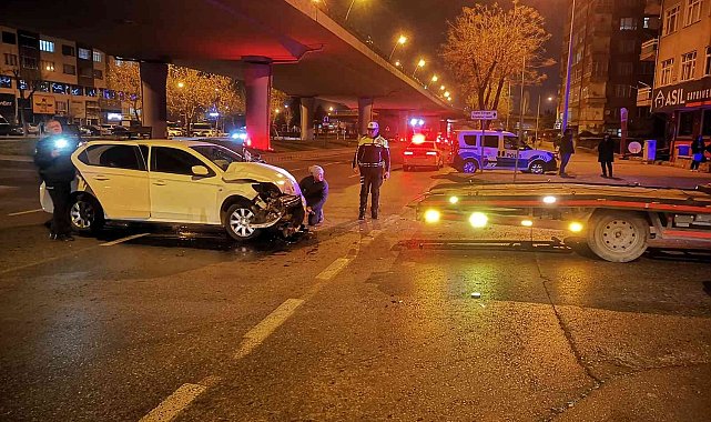 Otomobiller çarpıştı: 2 yaralı