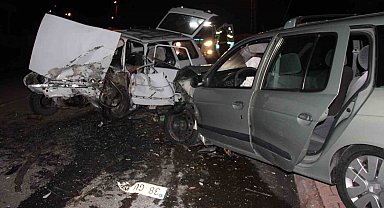 Otomobiller kafa kafaya çarpıştı: 5 yaralı