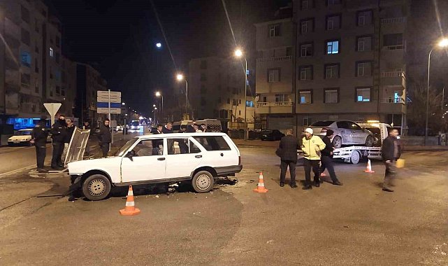 Otomobiller kavşakta çarpıştı, 2 kişi yaralandı: Kaza anı kamerada