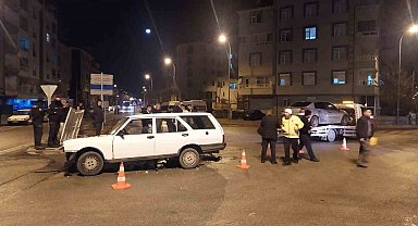 Otomobiller kavşakta çarpıştı, 2 kişi yaralandı: Kaza anı kamerada