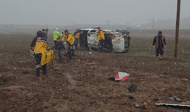 Pikap tarlaya uçtu: 1'i bebek 5 yaralı