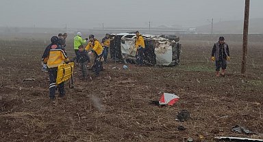 Pikap tarlaya uçtu: 1'i bebek 5 yaralı