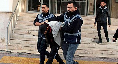 Polisten kaçmak için dolabın üzerinde bavulların arkasına saklandı