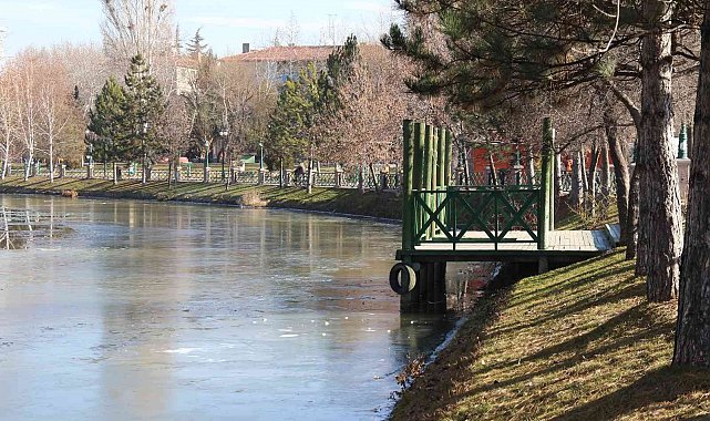 Porsuk Çayı'nın yüzeyi buz tuttu
