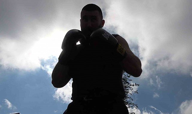 Profesyonel kick boksçu Dursun: "Türkiye'nin gücünü bir kez daha göstereceğim"