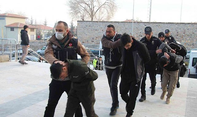 "Kökünü kurutma operasyonunda" 33 kişi adliyede