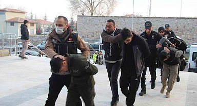 "Kökünü kurutma operasyonunda" 33 kişi adliyede