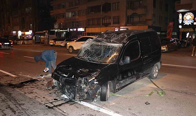 Refüje çarpan ticari araç takla attı