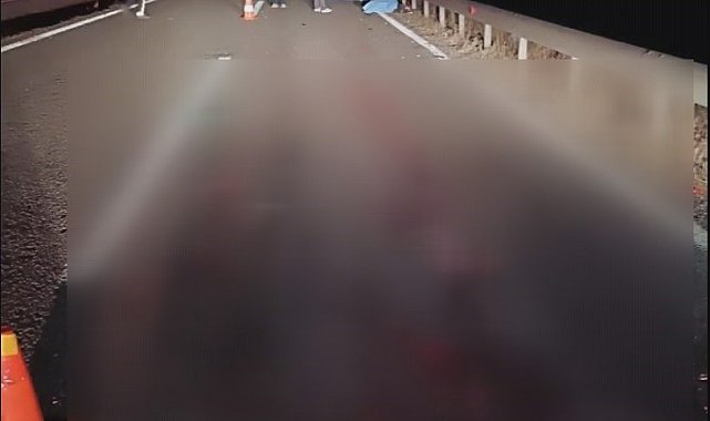 Refüje çarpıp takla atan otomobil 3 kişiye mezar oldu