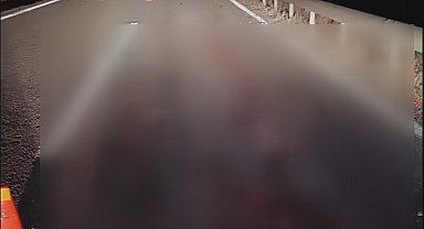 Refüje çarpıp takla atan otomobil 3 kişiye mezar oldu