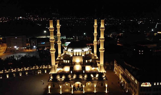 Regaip Kandili camilerde idrak edildi, eller 'yağmur' için duaya açıldı