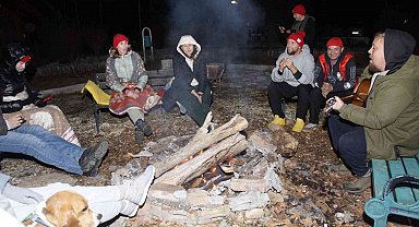 Rus turistler fırında kendi pidelerini pişirdi, kamp ateşinde eğlendi