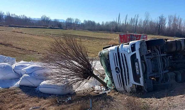 Saman yüklü tır devrildi, sürücü yaralandı