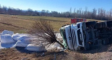 Saman yüklü tır devrildi, sürücü yaralandı