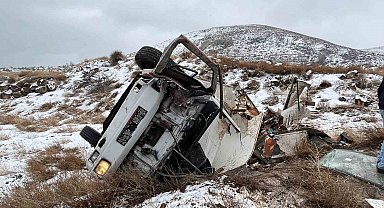 Şarampole devrilen kamyonetin sürücüsü hayatını kaybetti