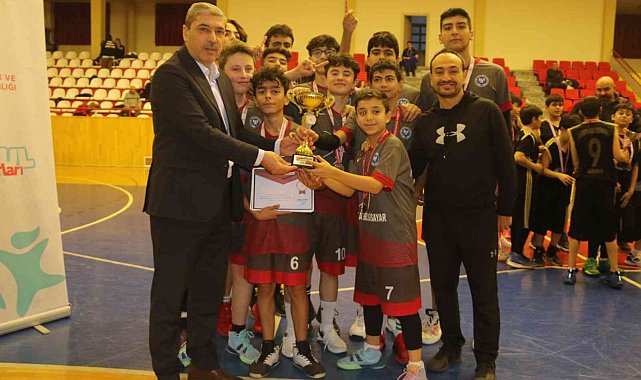 Selçuk Ortaokulu çifte kupa aldı
