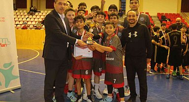 Selçuk Ortaokulu çifte kupa aldı