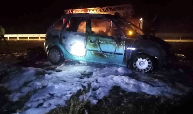 Seyir halindeki otomobil alev topuna döndü