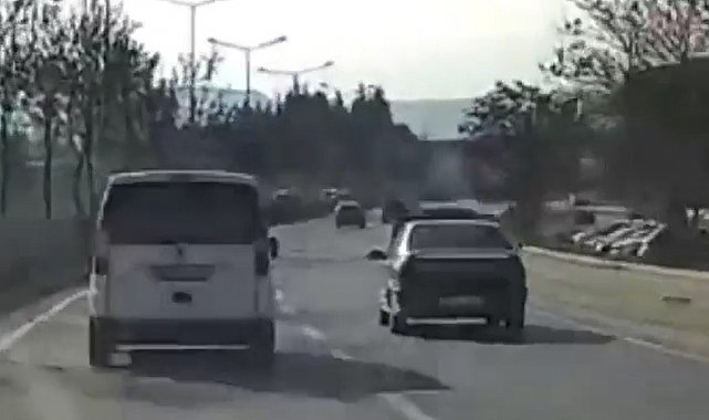 Seyir halindeyken kaputu açılan araç kaza yapmaktan son anda kurtuldu
