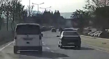 Seyir halindeyken kaputu açılan araç kaza yapmaktan son anda kurtuldu