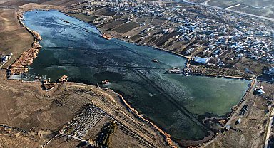 Sibirya soğuklarının yaşandığı şehirde göl dondu