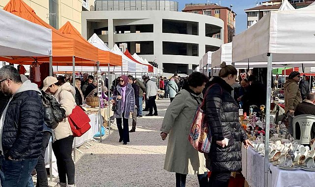 Sıcak havanın tadını çıkaran Eskişehirliler soluğu antika pazarında aldı