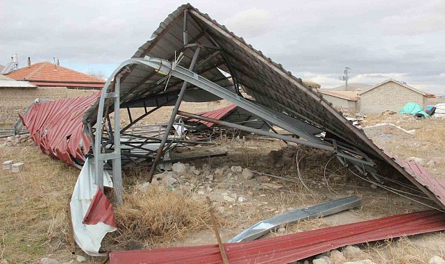 Şiddetli fırtına tonlarca ağırlığındaki çatıyı uçurdu, elektrik direklerini eğdi