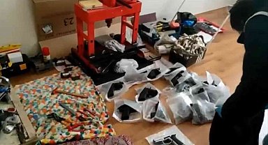 Silah kaçakçısının evinden adeta cephanelik çıktı