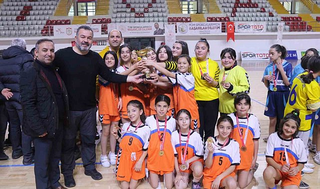 Sivas'ta düzenlenen okullar arası hentbolda kupalar sahiplerini buldu