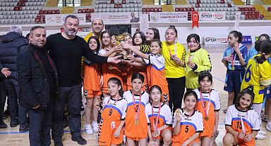 Sivas'ta düzenlenen okullar arası hentbolda kupalar sahiplerini buldu