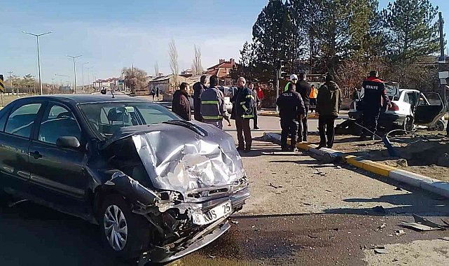 Sivas'ta iki otomobil çarpıştı: 4 yaralı